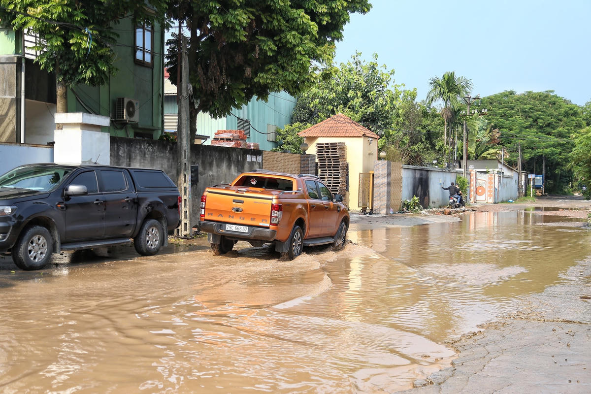 Thậm chí nhiều xe ô tô bán tải phải đi ngược chiều vì sợ sụt xuống những hố lớn.