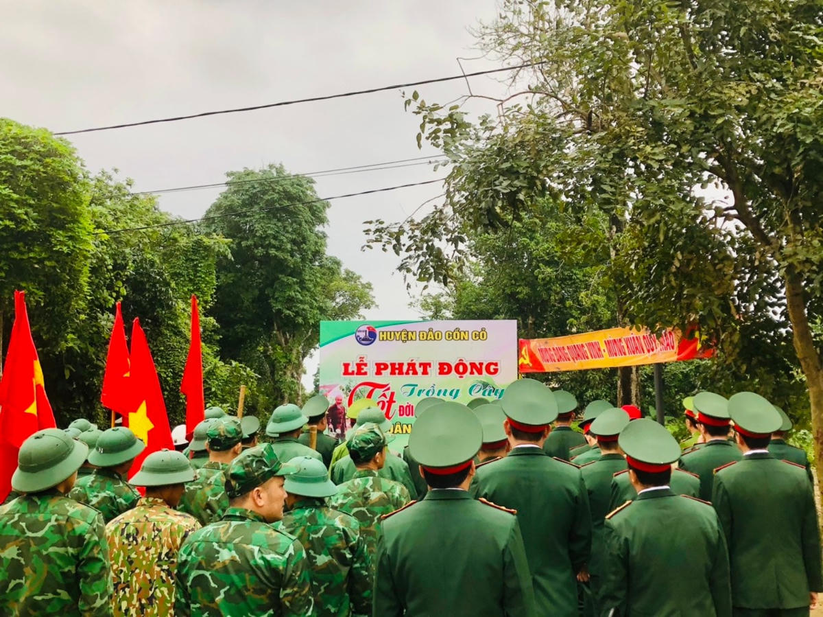 [Ảnh] Huyện đảo Cồn Cỏ trồng 3.000 cây xanh dịp Tết Nguyên đán 2023