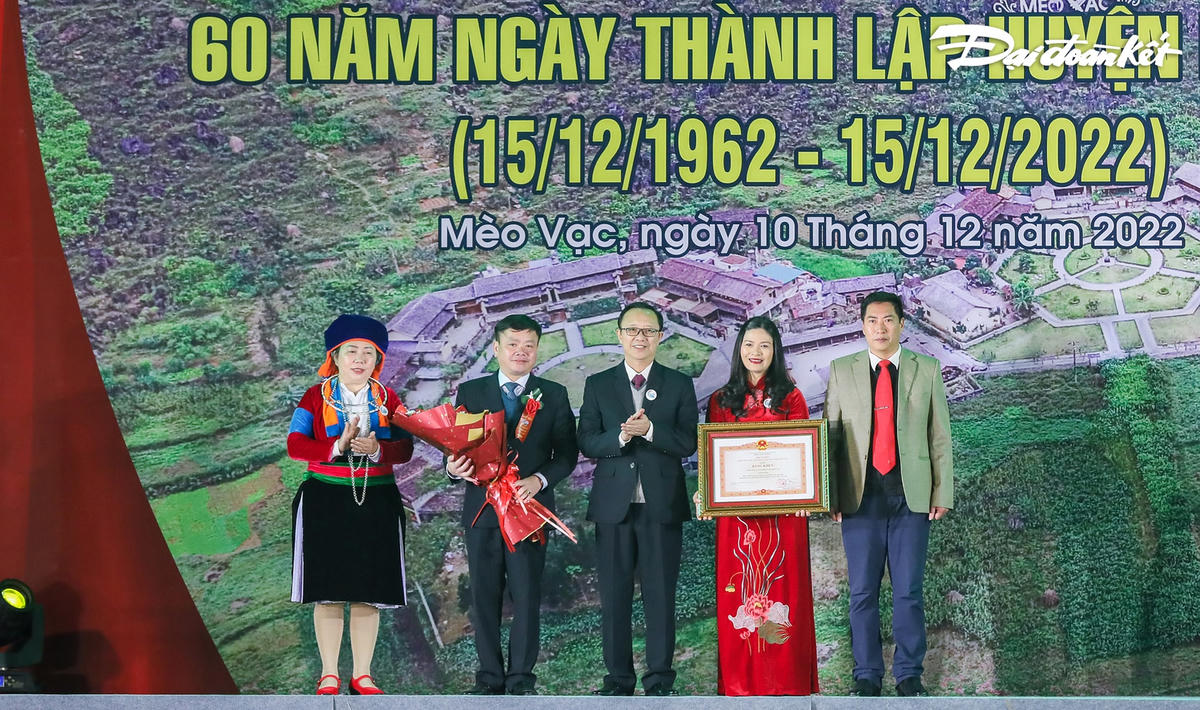 Chủ tịch HĐND tỉnh Thào Hồng Sơn trao Bằng khen của Thủ tướng Chính phủ cho Đảng bộ, chính quyền và nhân dân huyện Mèo Vạc.