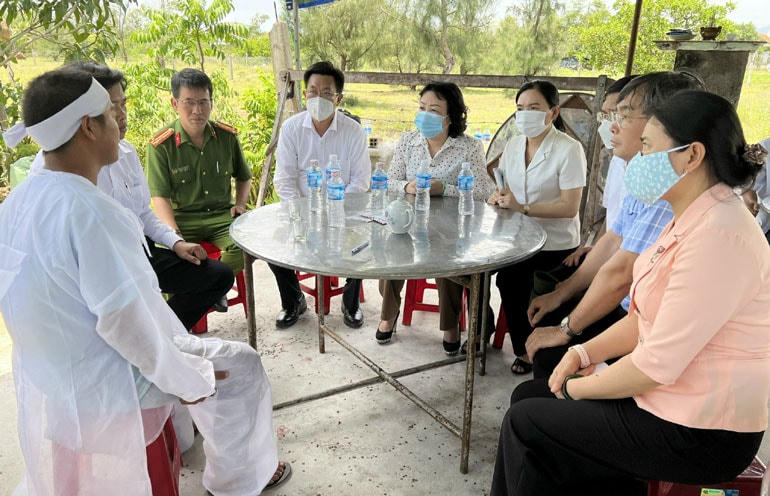  Bà Cao Thị Hòa An và các thành viên trong đoàn thăm hỏi, động viên gia đình các nạn nhân.