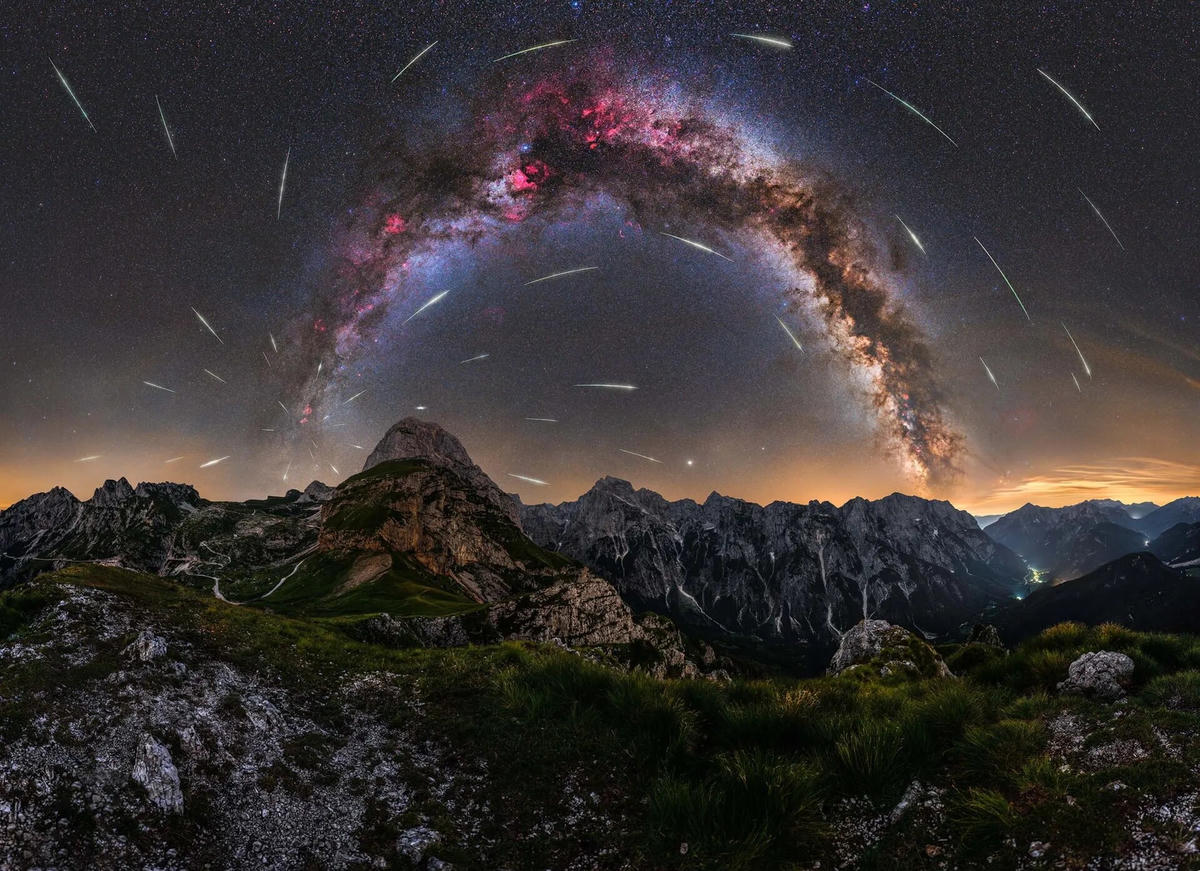“Mưa sao băng Perseid trên yên xe Mangart” của Uroš Fink chụp tại Julian Alps, Slovenia. Ảnh: The Guardian.