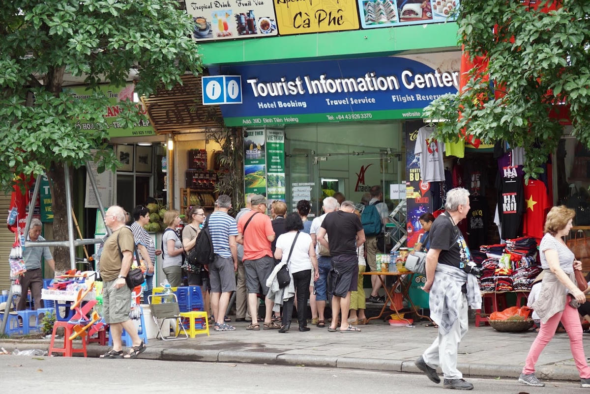 Khách du lịch quốc tế đến với Hà Nội ngày một đông hơn.
