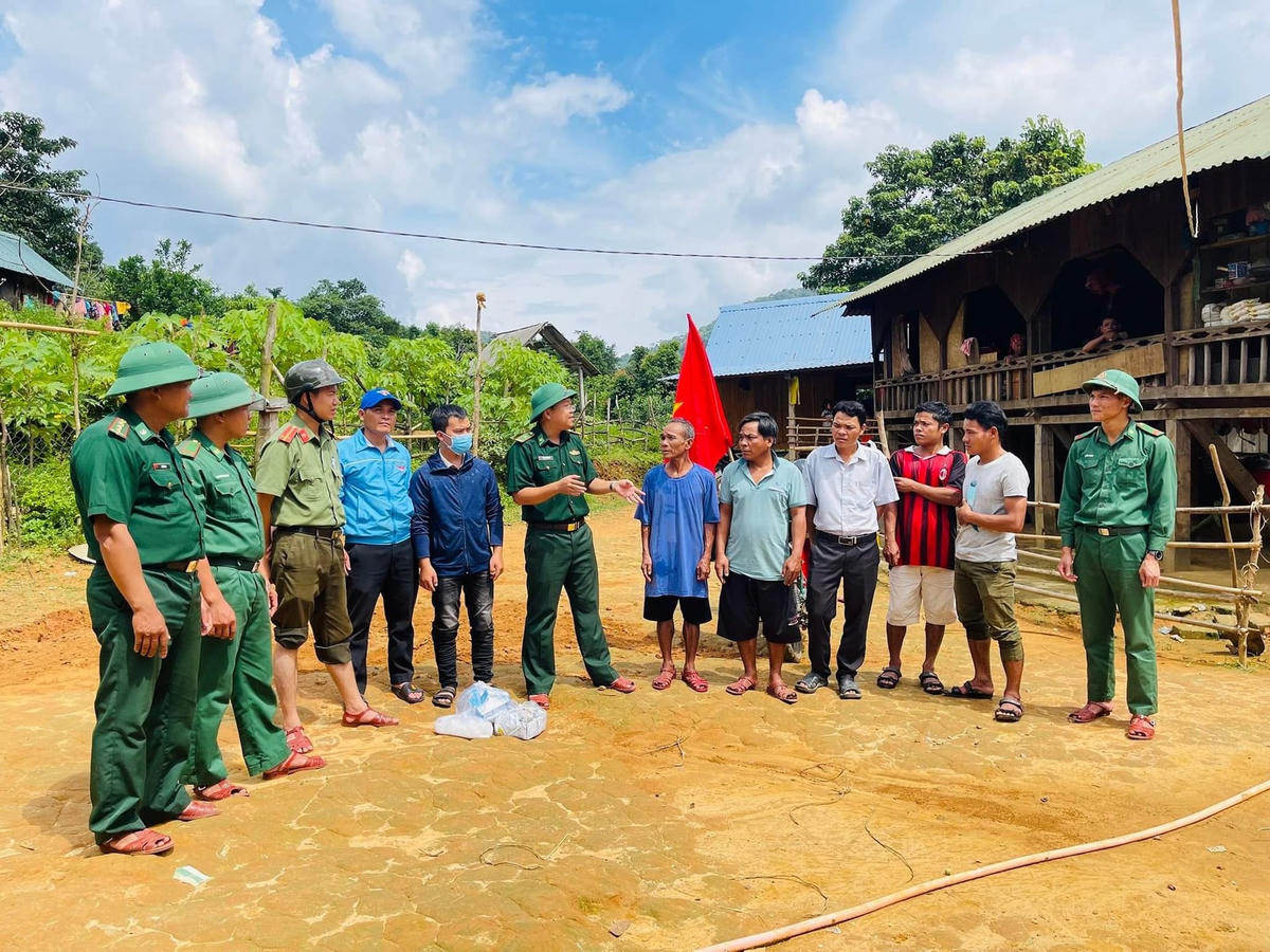 Và tổ chức tuyên truyền, vận động bà con nhân dân sơ tán đến nơi an toàn, không lên rẫy, ra sông bắt cá, vớt củi… nhằm đảm bảo an toàn trong mùa mưa bão.