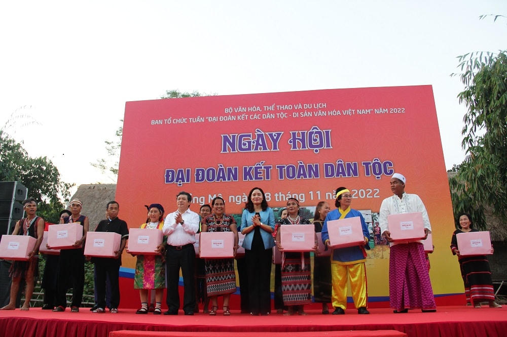 Lãnh đạo Bộ VHTT&DL trao quà cho các đồng bào.
