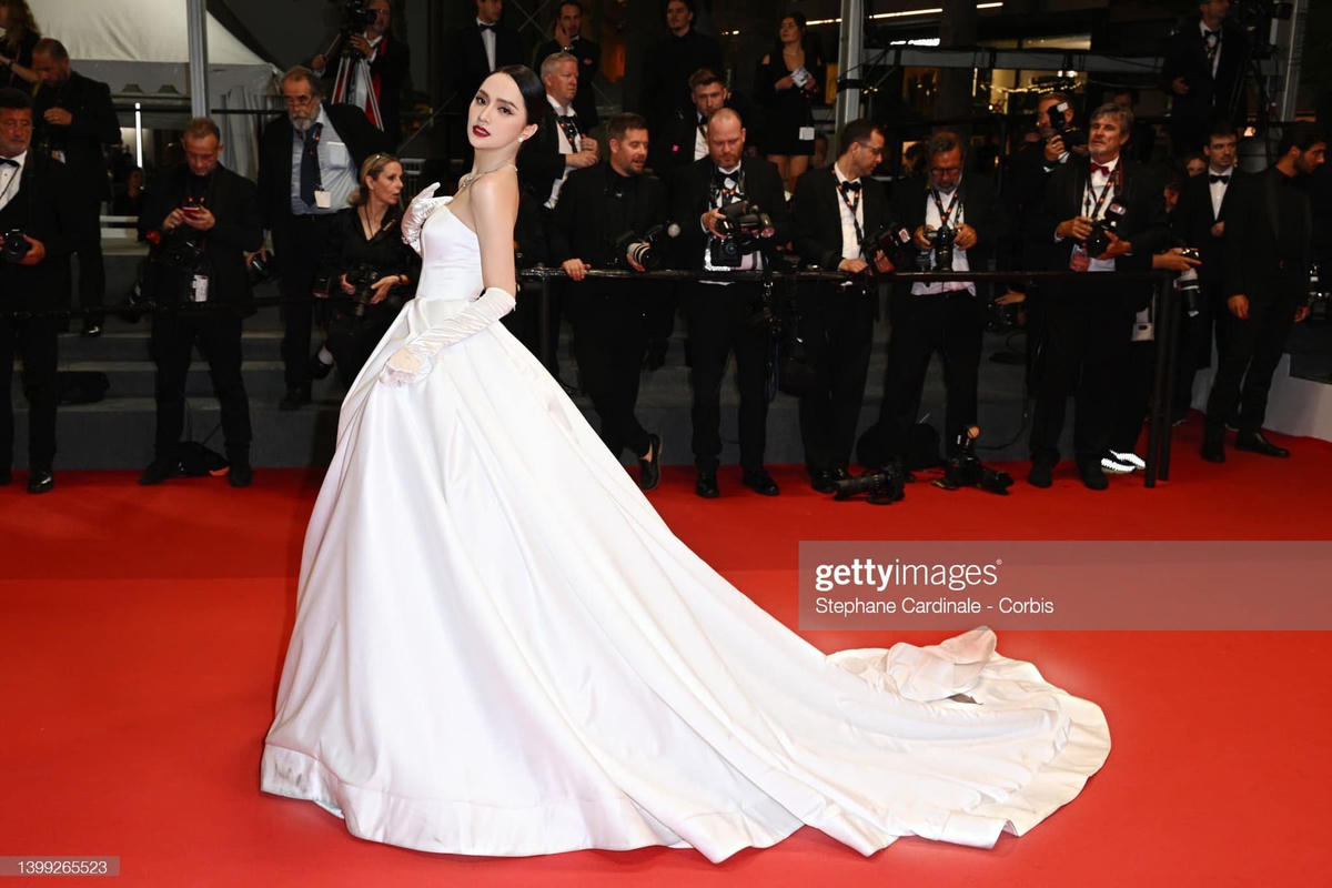 Hoa hậu Hương Giang gây chú ý khi xuất hiện trên thảm đỏ Cannes 2022. 