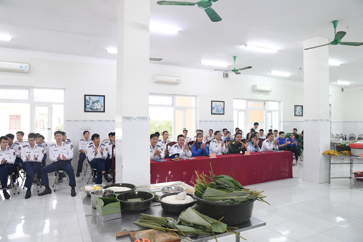 Quang cảnh tại Hội thi “Gói và nấu bánh chưng xanh”.