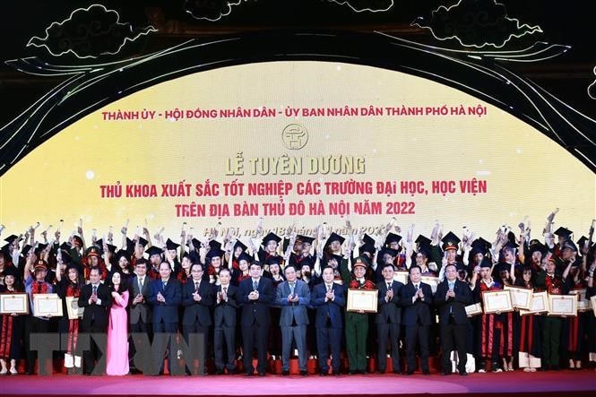 Các đại biểu cùng 98 thủ khoa. (Ảnh: Minh Đức/TTXVN)