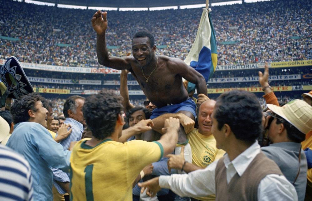 Pele được các đồng đội cõng trên vai sau khi Brazil giành chiến thắng trong trận chung kết World Cup trước Italia, ngày 21/6/1970.
