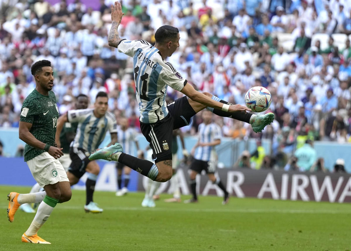 14. Angel Di Maria của Argentina nỗ lực giành bóng.