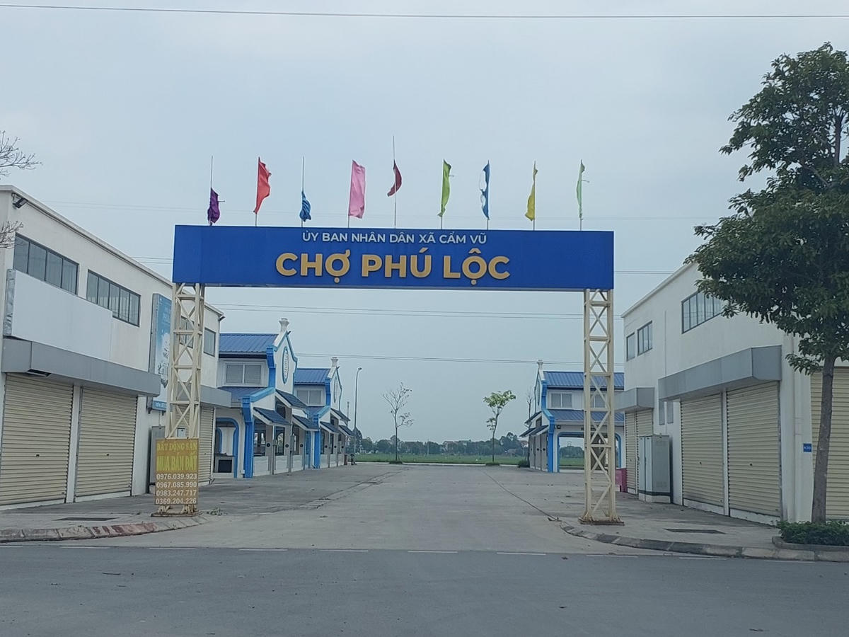 Trong khi khu chợ mới chỉ cách chợ cũ hơn 200 mét, được xây dựng khang trang nhưng sau gần 2 năm chưa được đưa vào sử dụng đang có dấu hiệu xuống cấp.