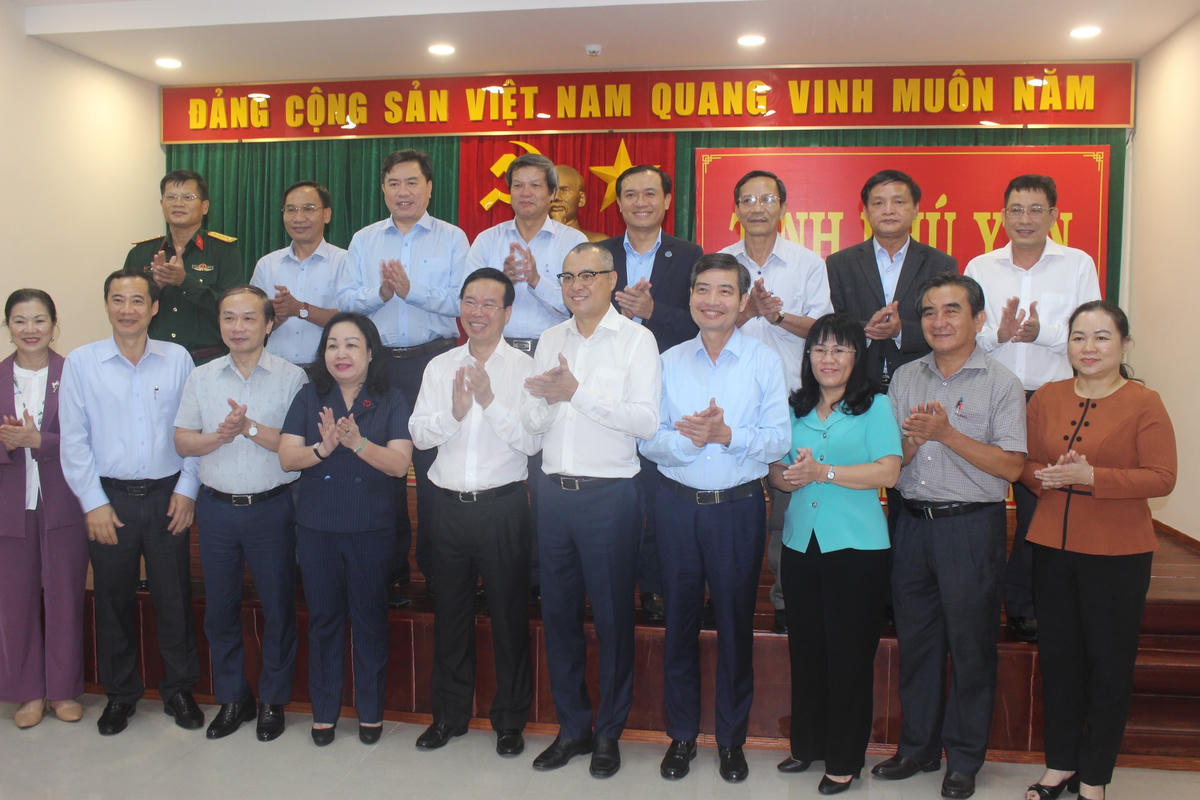 Chủ tịch nước Võ Văn Thưởng chụp ảnh cùng với Ban Thưởng vụ Tỉnh ủy Phú Yên.