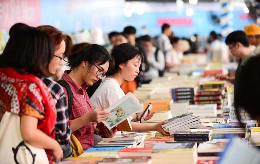 Đọc sách văn học hướng con người tới giá trị nhân văn.  