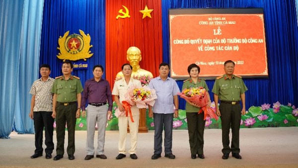 Trao Quyết định của Bộ trưởng Bộ Công an về công tác cán bộ.