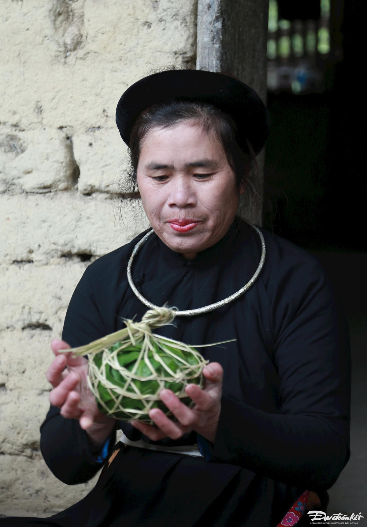 W_banh-chung-me-duoc-ban-tay-kheo-leo-cua-nguoi-phu-nu-tay-lam-ra.jpg