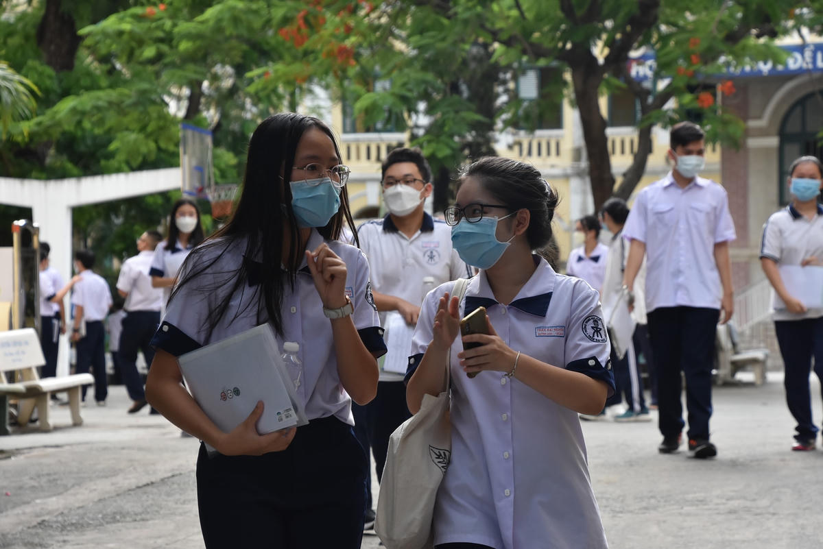 Nhiều thí sinh vẫn hăng hái thảo luận sau những phút giây làm bài căng thẳng. 