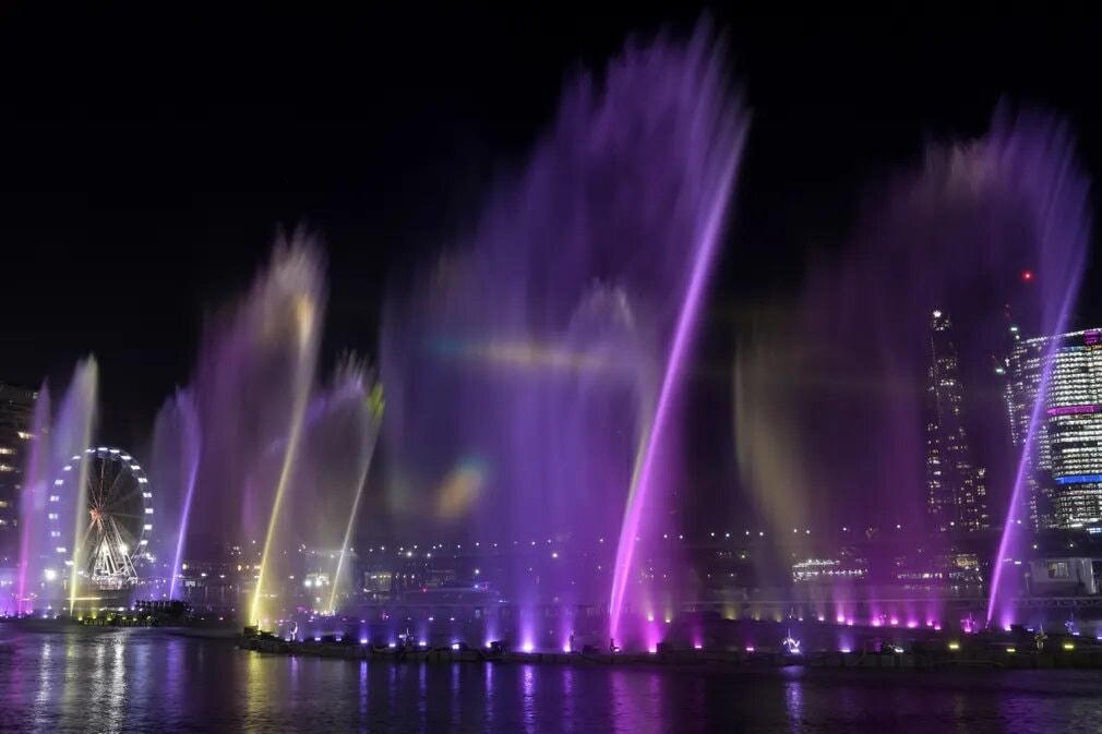 Màn trình diễn ánh sáng và nước có tên là Infinity được thực hiện ở Darling Harbour. Ảnh: Rick Rycroft / AP.