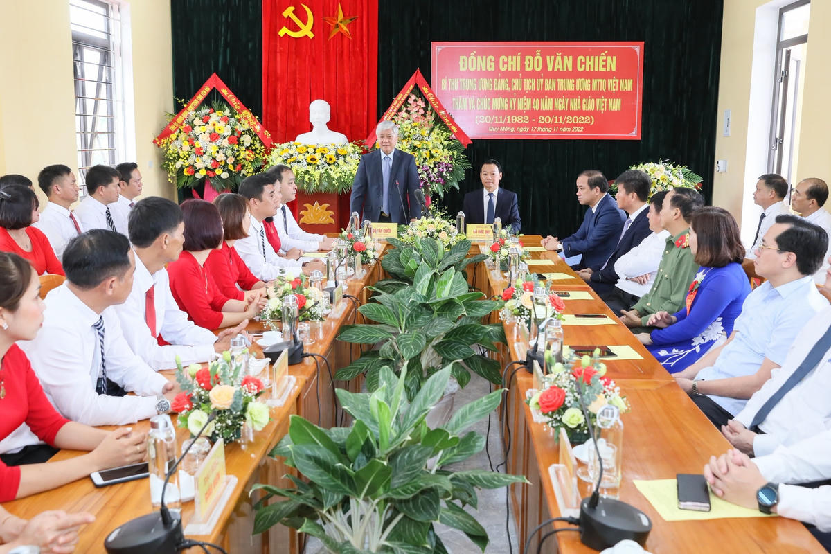 Chủ tịch Đỗ Văn Chiến gửi tới các thầy cô giáo đang công tác, giảng dạy tại 2 nhà trường nói riêng và đội ngũ nhà giáo trong tỉnh Yên Bái nói chung những tình cảm thân thiết và lời chúc mừng tốt đẹp nhất nhân Ngày Nhà giáo Việt Nam (20-11).