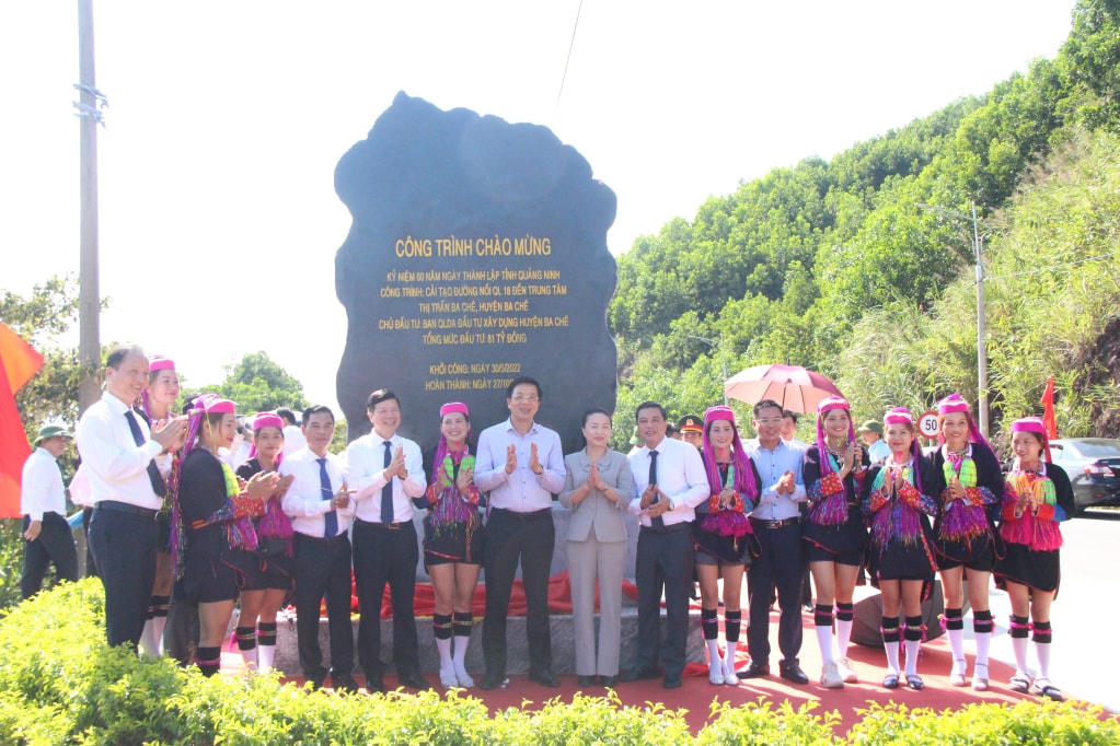 Lãnh đạo tỉnh, lãnh đạo huyện Ba Chẽ cùng bà con phấn khởi tham dự khánh thành dự án Nâng cấp chống ngập lụt tuyến đường từ đường tỉnh 330 - đường tỉnh 342 - Đồng Dằm (Đạp Thanh) - Khe Nà (Thanh Sơn) - Lang Cang (Đồn Đạc). Ảnh: QMG.