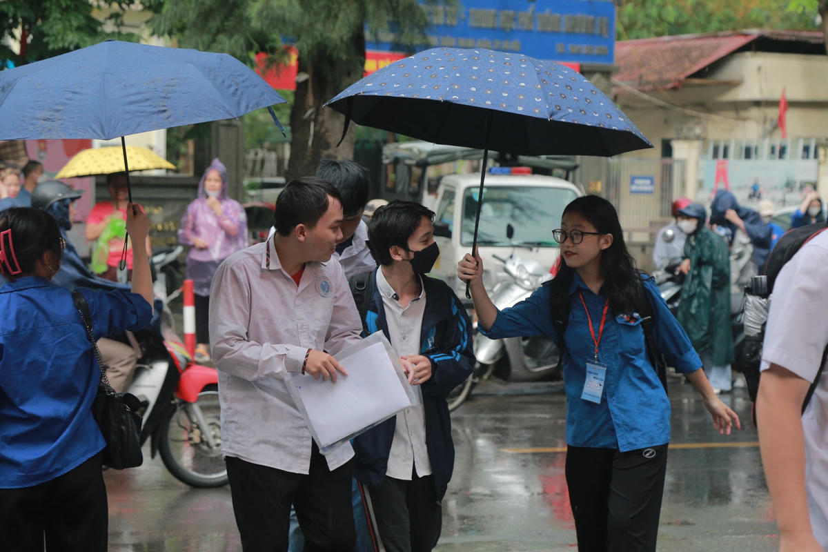 Hà Nội: Thí sinh 'đội mưa' đi thi môn đầu tiên