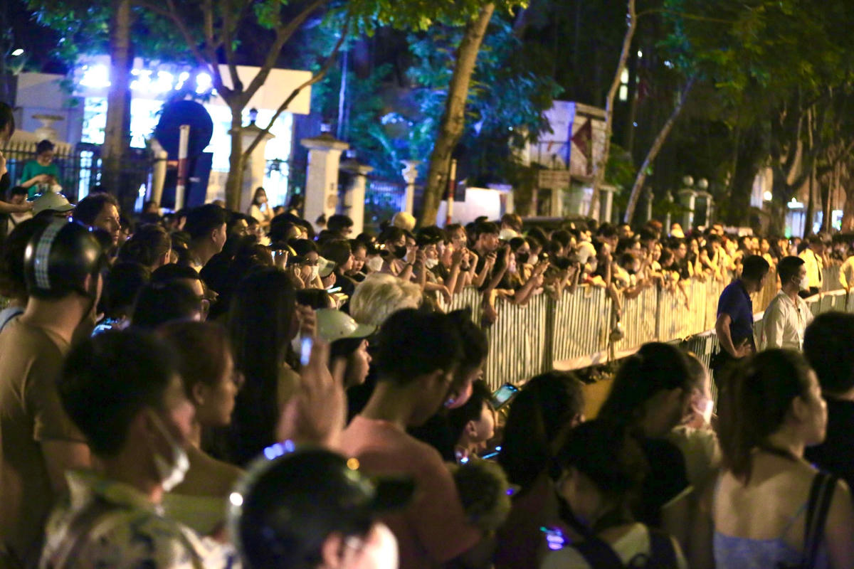 Hàng rào được dựng lên để ngăn người hâm mộ không tràn vào trong.