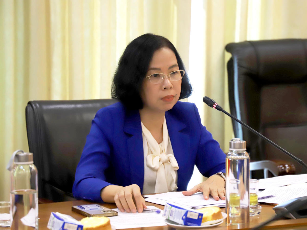 Thành viên Hội đồng Chung khảo thảo luận tại cuộc họp.