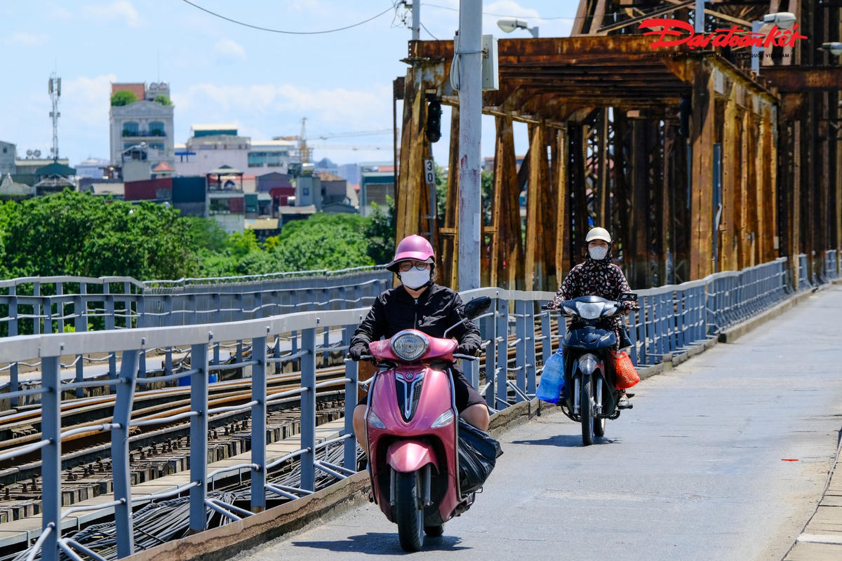 Áo khoác, mũ nón, khẩu trang được trang bị đầy đủ để tránh nóng.
