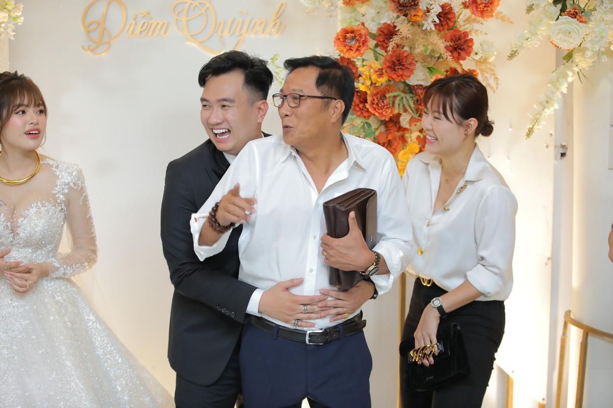 NSND Trọng Trinh thu hút sự chú ý khi có mặt trong đám cưới của Anh Tuấn.