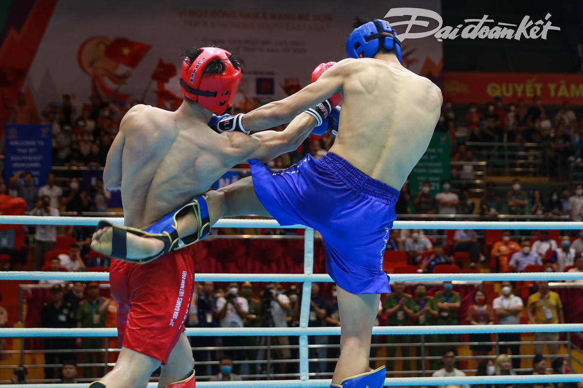 Một pha né đòn và tung ra cú đấm móc hiểm hóc của Nguyễn Quang Huy.