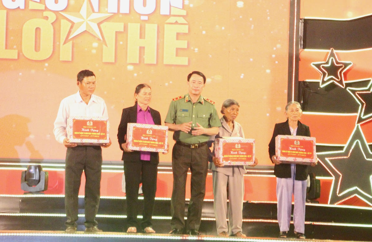 Trung tướng Lê Quốc Hùng tặng quà cho gia đình sách, người có công cách mạng.