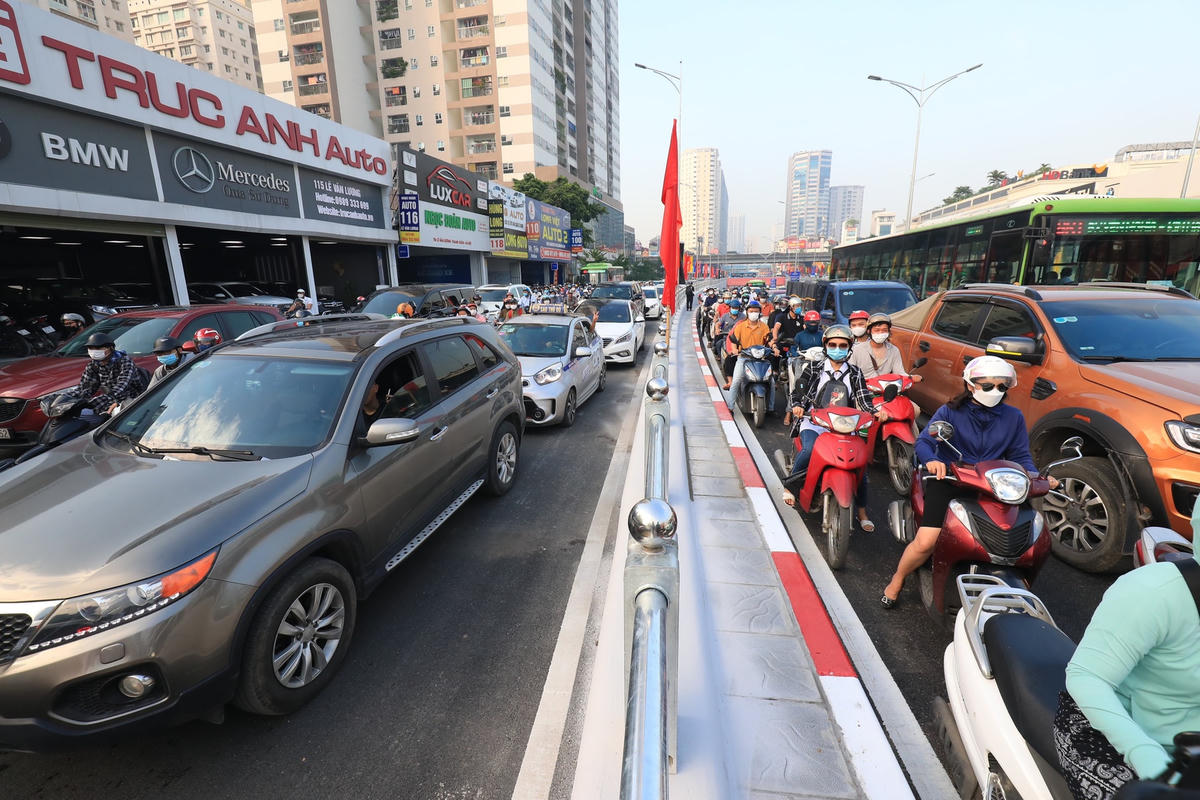 Vừa thông xe hầm chui Lê Văn Lương đã ùn tắc kéo dài