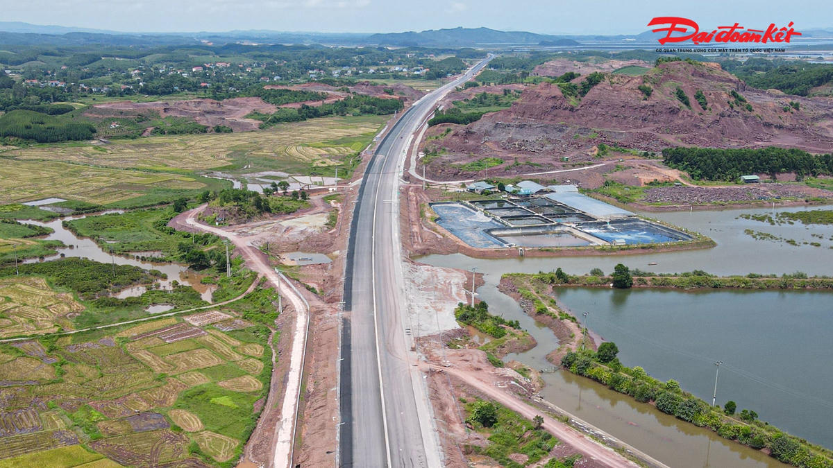 Dự án cao tốc Vân Đồn - Móng Cái là tuyến cao tốc thứ 3 của Quảng Ninh, sau các tuyến cao tốc Hải Phòng - Hạ Long và Hạ Long - Vân Đồn. Dự án được khởi công vào tháng 4/2019 với tổng chiều dài tuyến 80,23 km, quy mô đường cao tốc 4 làn xe, vận tốc thiết kế tối đa 120 km/giờ.