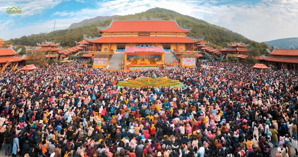 Người dân về chùa Ba Vàng tham quan, lễ chùa dịp Tết Nguyên đán 2023.