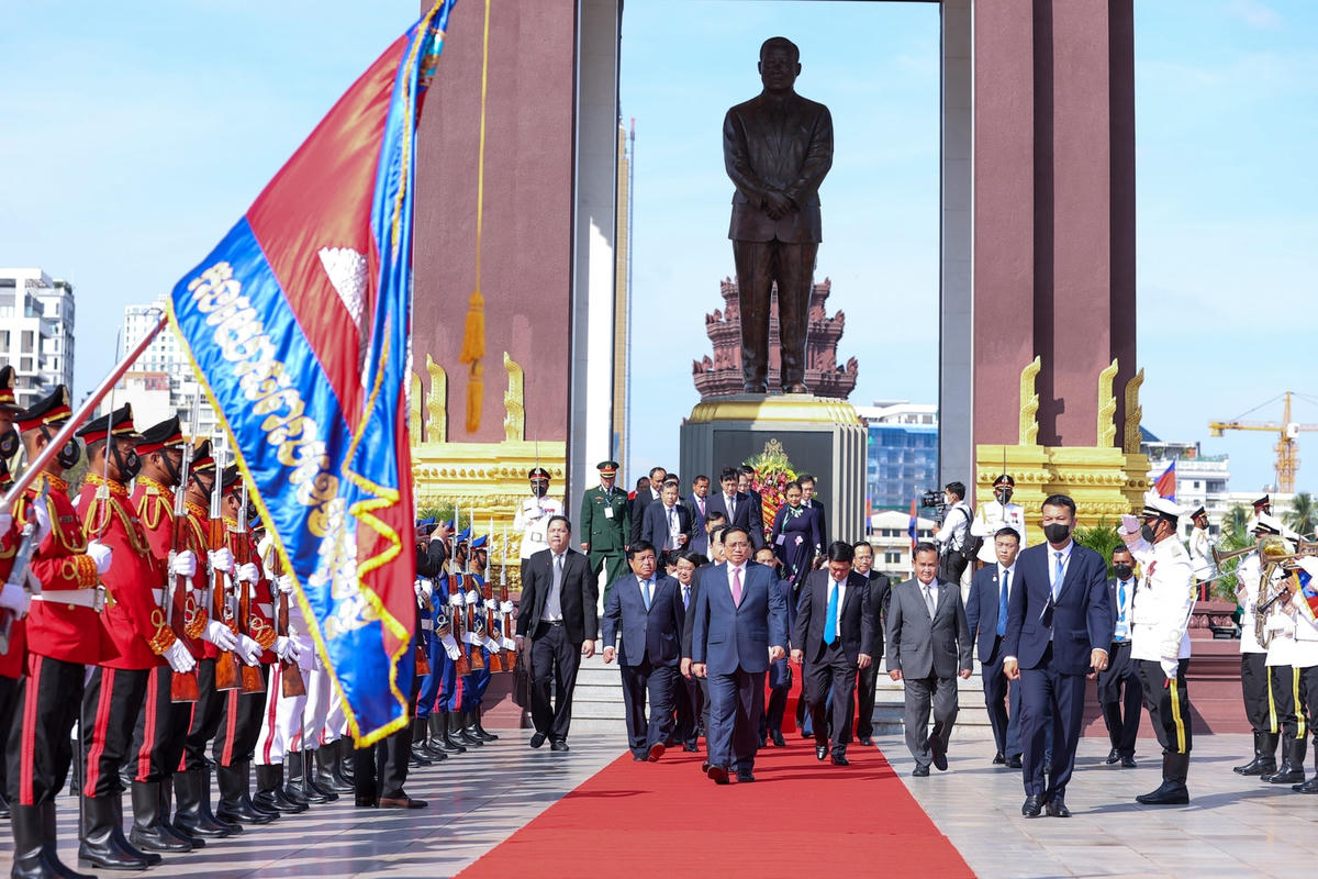 Sau khi đặt vòng hoa tưởng niệm cố Quốc vương Norodom Sihanouk, Thủ tướng và đoàn đại biểu Việt Nam đã đến đặt vòng hoa tưởng niệm tại đài Hữu nghị Việt Nam - Campuchia. Ảnh: VGP/Nhật Bắc.
