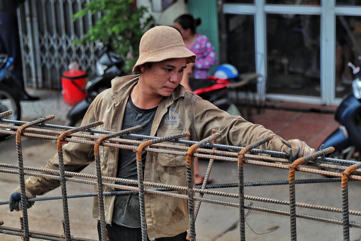 Tại công trường các công nhân đang tiến hành thi công các hạng mục bê tông cốt thép.