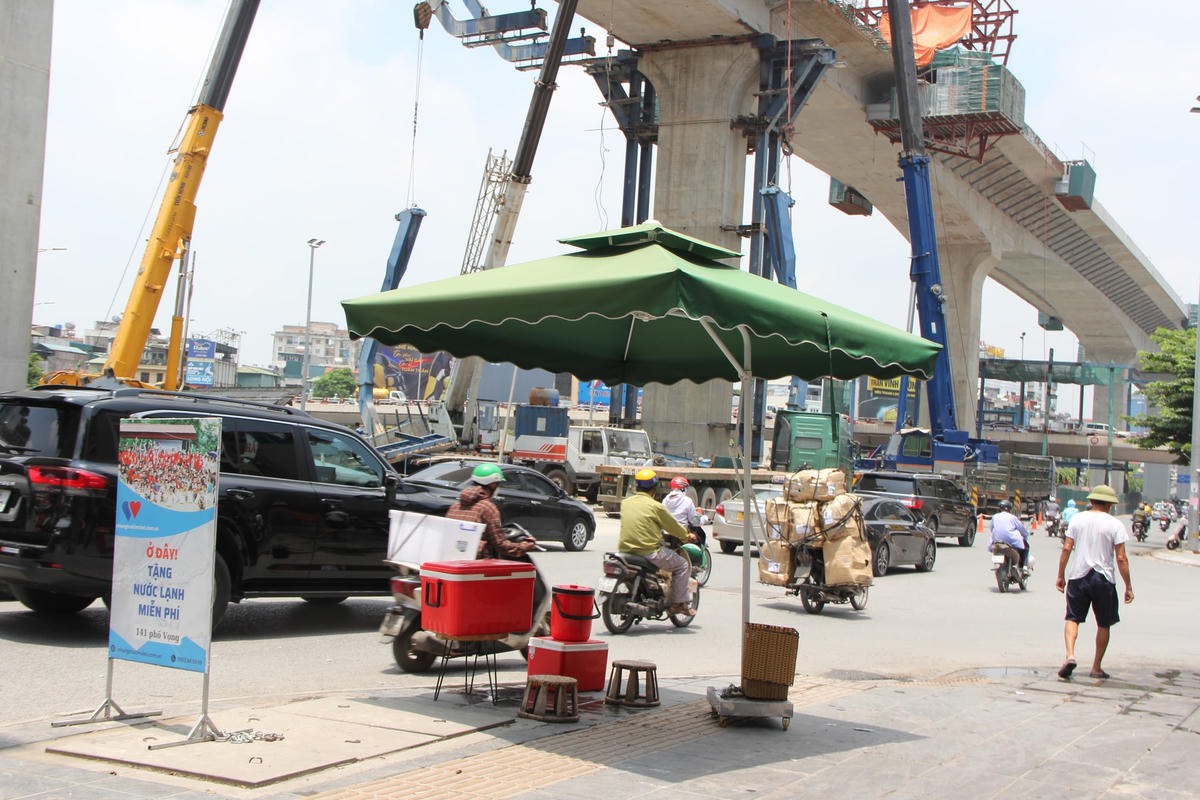 Những ngày này thời tiết tại thủ đô Hà Nội nắng nóng gay gắt làm người đi đường, người lao động nghèo làm việc ngoài trời trở nên vất vả, khó nhọc.