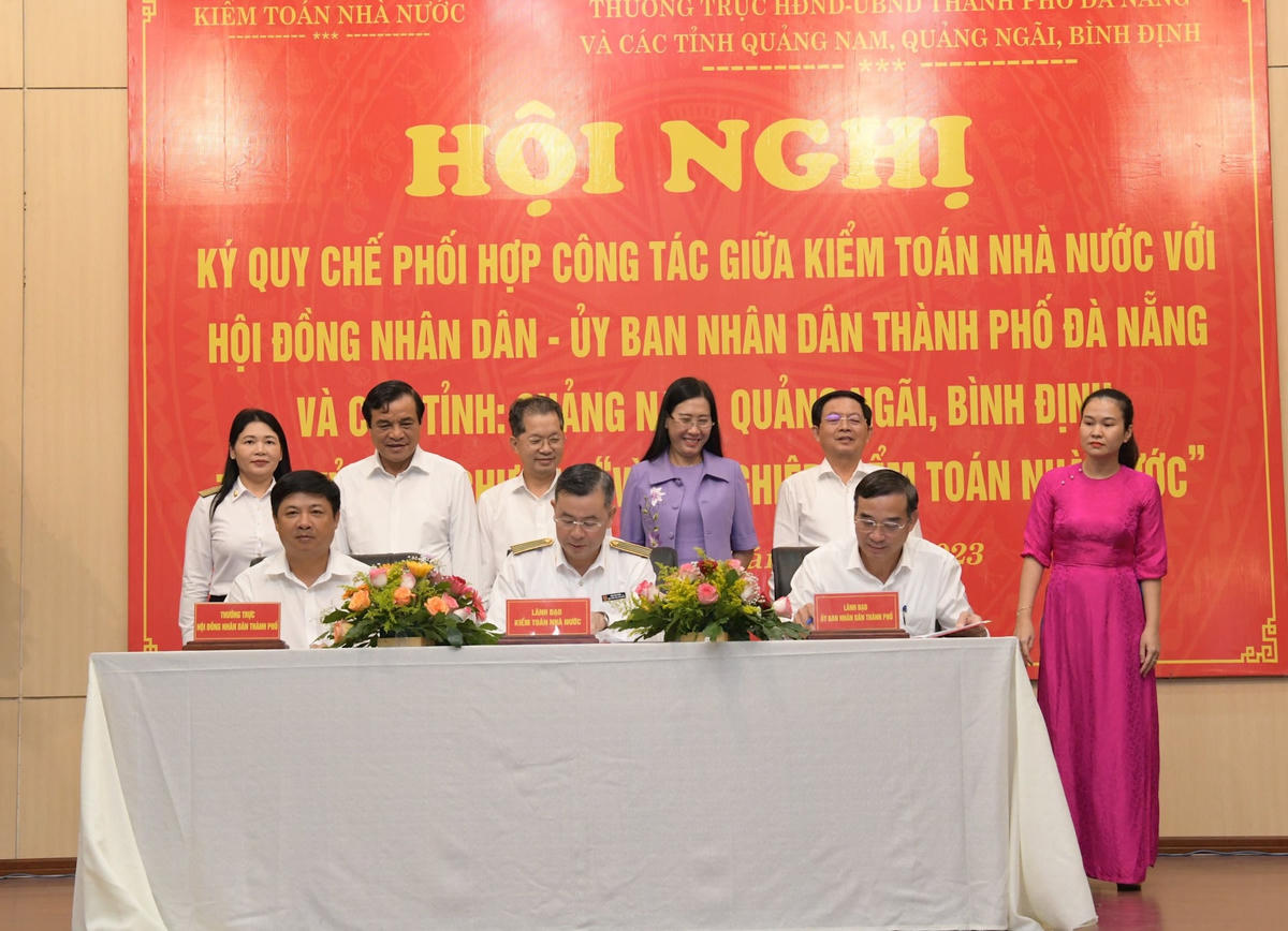 Đại diện Thường trực HĐND, UBND TP. Đà Nẵng ký Quy chế phối hợp với KTNN. Ảnh: Nguyễn Ly