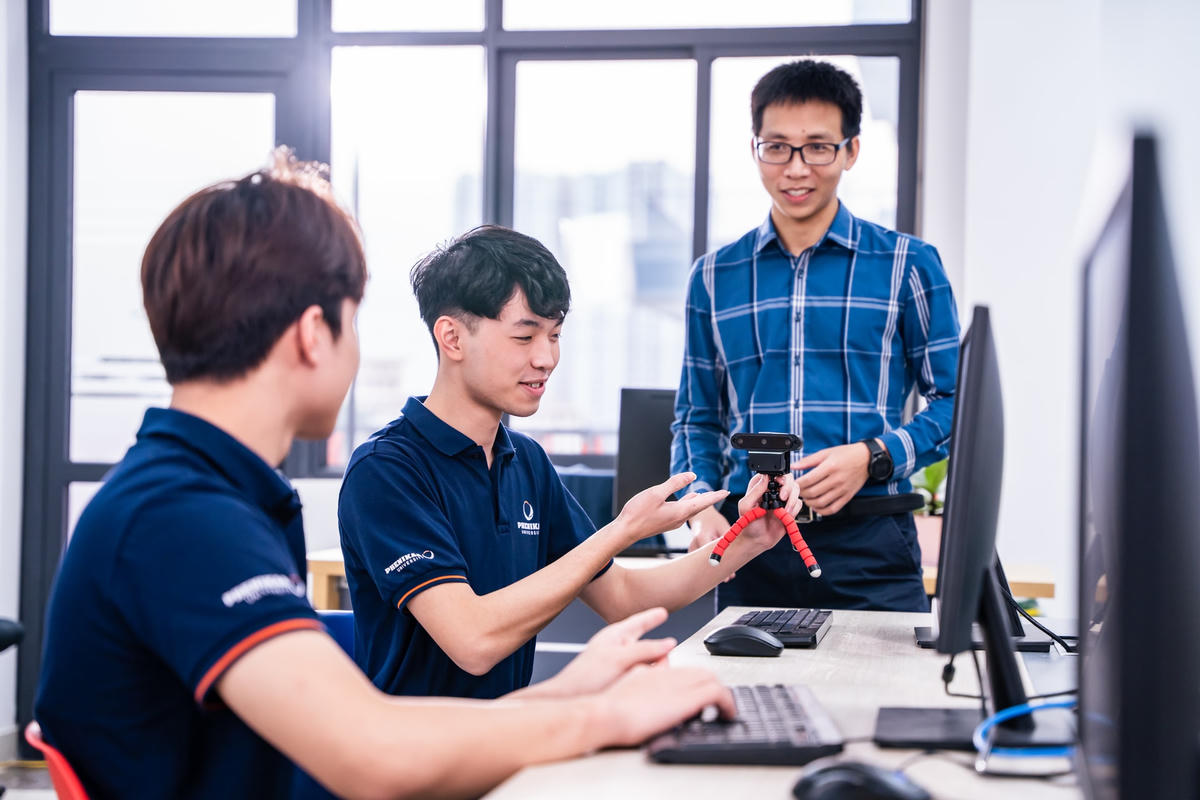 TS Lương Văn Thiện hướng dẫn sinh viên trong giờ học.