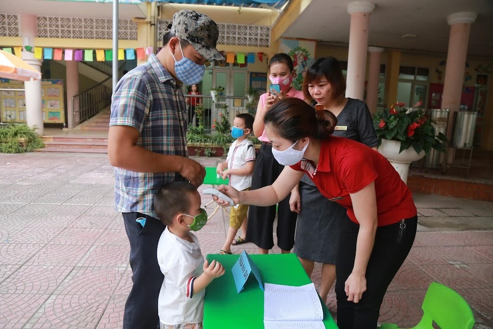 Trẻ mầm non đã được đến trường sau 2 năm ở nhà. Ảnh Quang Vinh.