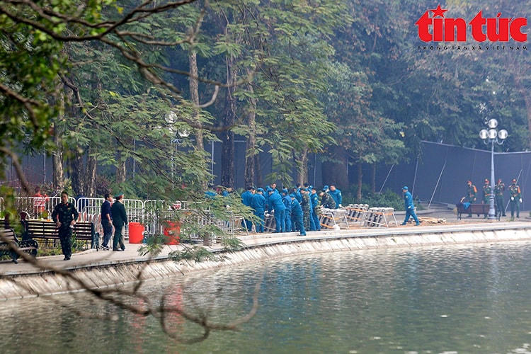 Theo ghi nhận của phóng viên Báo Tin tức, các khu vực bắn pháo hoa ở hồ Gươm đang được lực lượng quân đội gấp rút hoàn thiện.