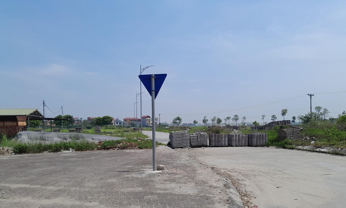 Nhiều máy móc, thiết bị và vật liệu xây dựng để chắn cả lối đi.