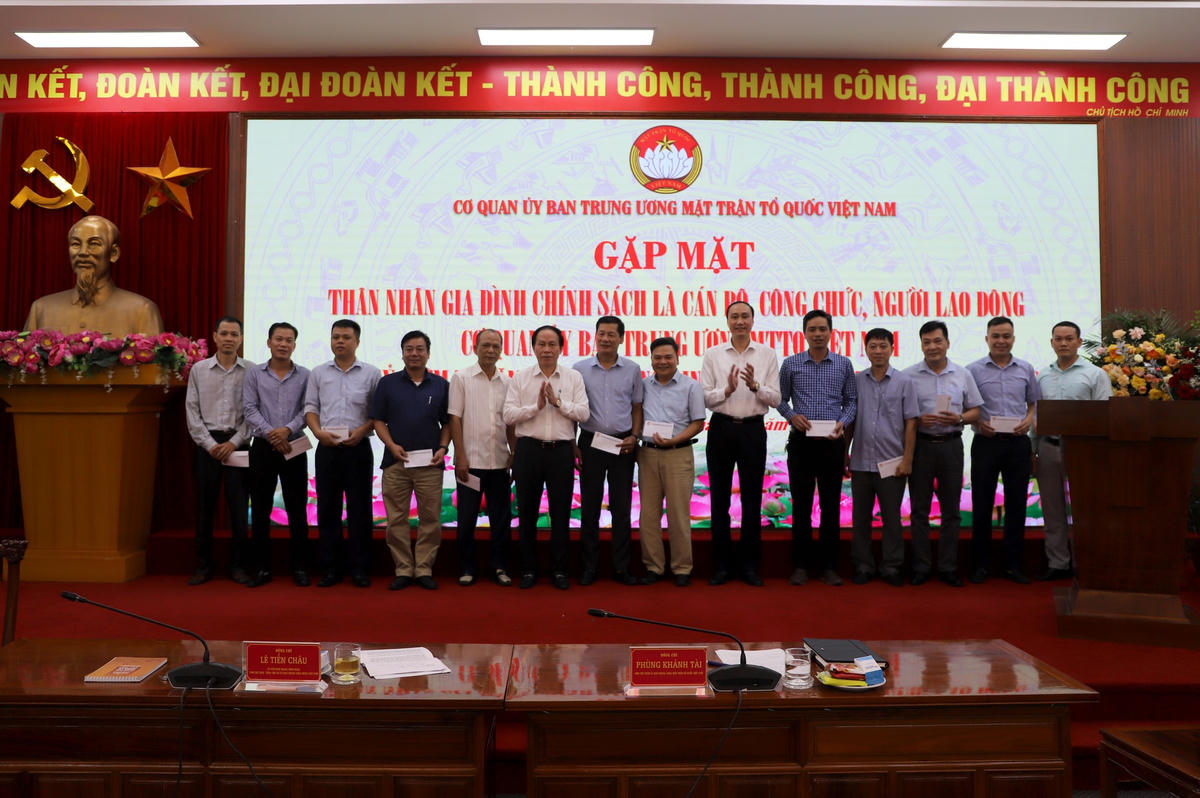Phó Chủ tịch – Tổng Thư ký Lê Tiến Châu, Phó Chủ tịch Phùng Khánh Tài tặng quà các thành viên Hội Cựu chiến binh Cơ quan UBTƯ MTTQ Việt Nam. 
