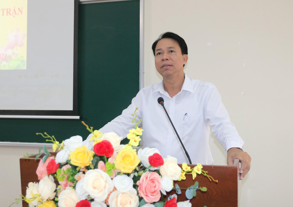 TS Lê Mậu Nhiệm, Giám đốc Trung tâm Bồi dưỡng cán bộ và Nghiên cứu khoa học MTTQ Việt Nam phát biểu tại buổi lễ.