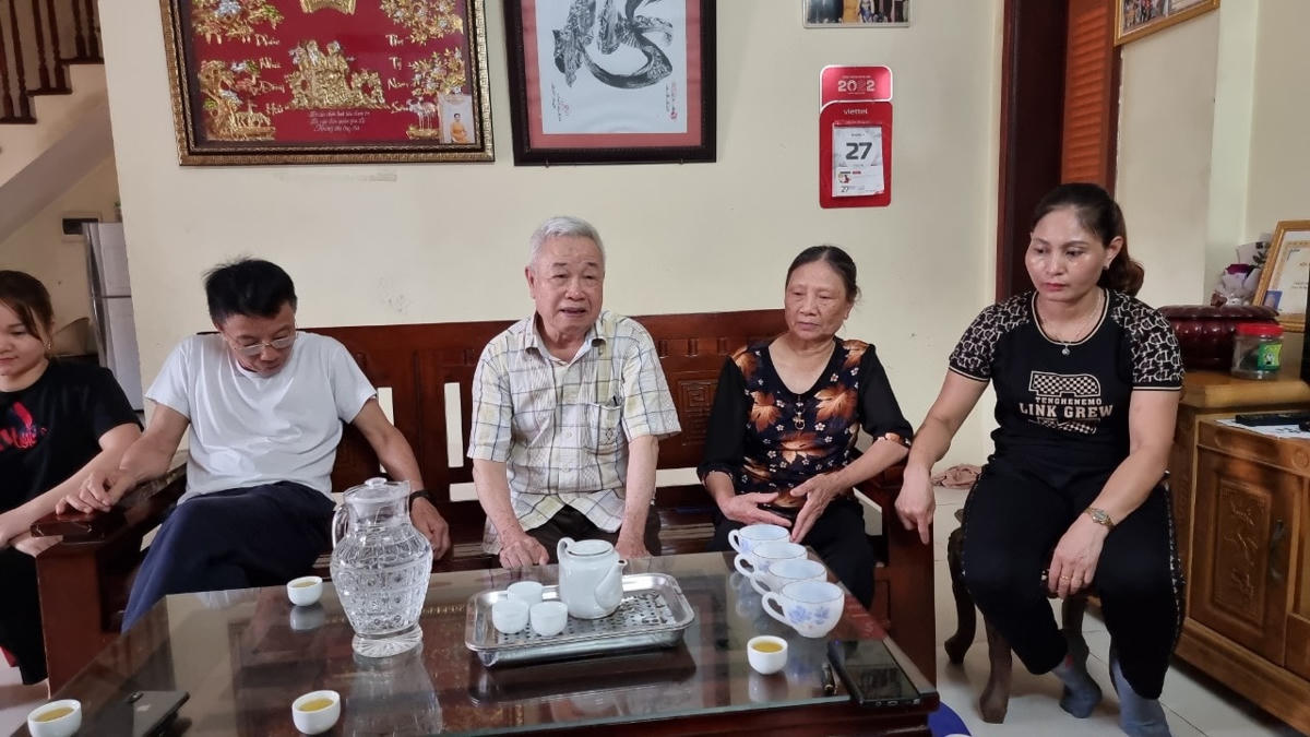 Gia đình ông Vũ Hưu Cương cung cấp thông tin cho báo chí