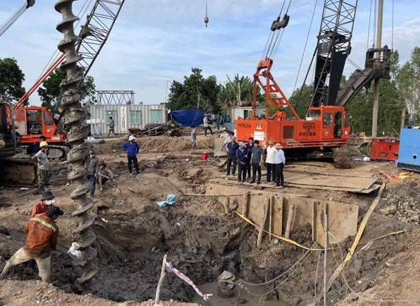 Hiện trường nơi cháu bé 10 tuổi rơi vào trụ bê tông tại công trường thi công dự án cầu Rọc Sen, xã Phú Lợi, huyện Thanh Bình, Đồng Tháp.