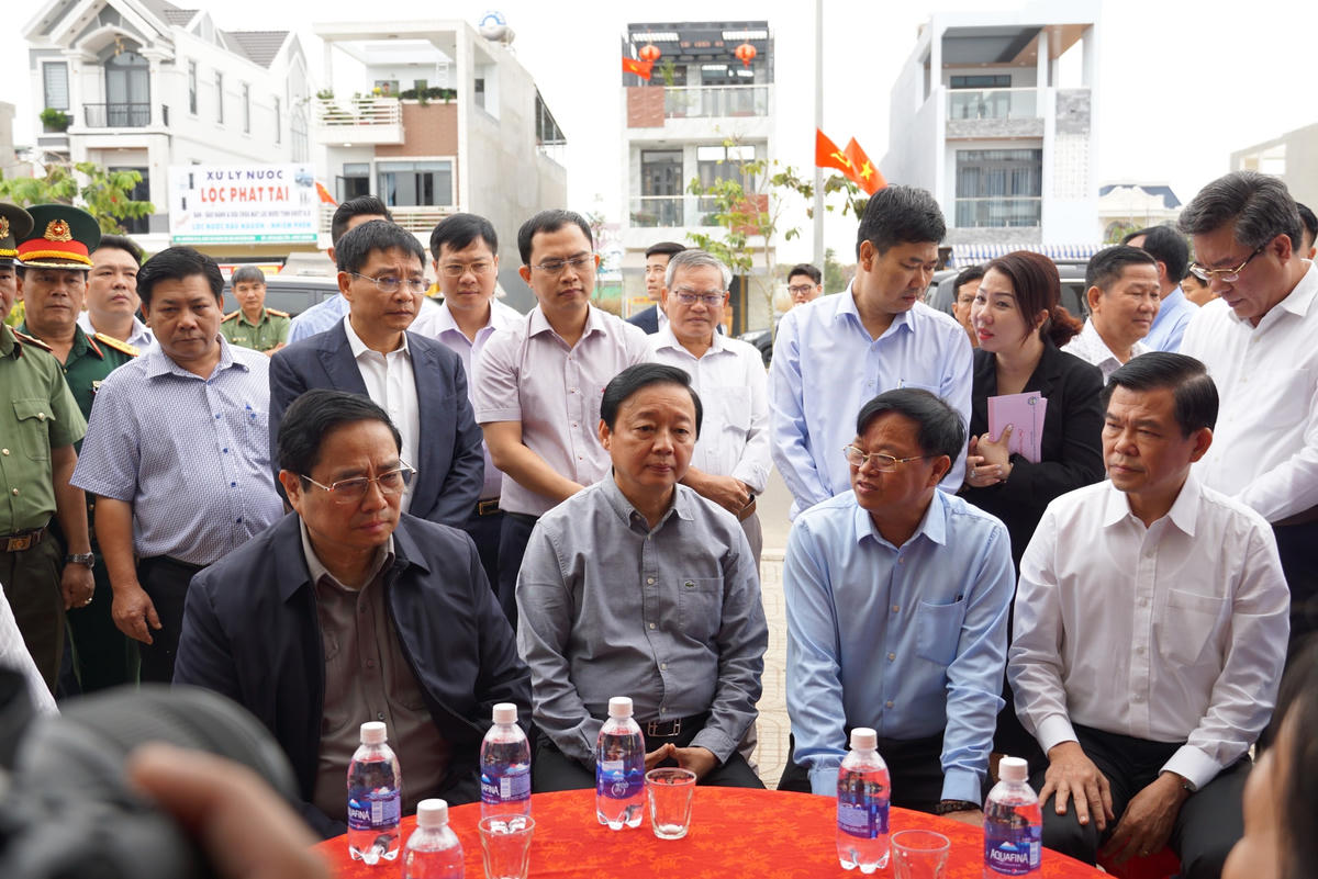 Chủ tịch UBND tỉnh Đồng Nai Cao Tiến Dũng (thứ 2 từ phải sang) báo cáo với Thủ tướng Phạm Minh Chính về tiến độ thực hiện Khu tái định cư Lộc An - Bình Sơn. Ảnh: Mạnh Thìn.