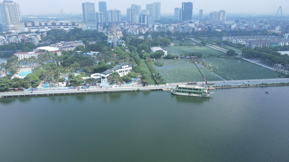 Sau khi hoàn thành việc di dời các tàu, thuyền trên Hồ Tây theo chỉ đạo của TP Hà Nội, quận Tây Hồ sẽ triển khai loạt giải pháp để bảo đảm môi trường nước như nạo vét bùn lòng hồ, sục khí, thả bè thủy sinh... để từng bước làm sạch nước Hồ Tây. 
