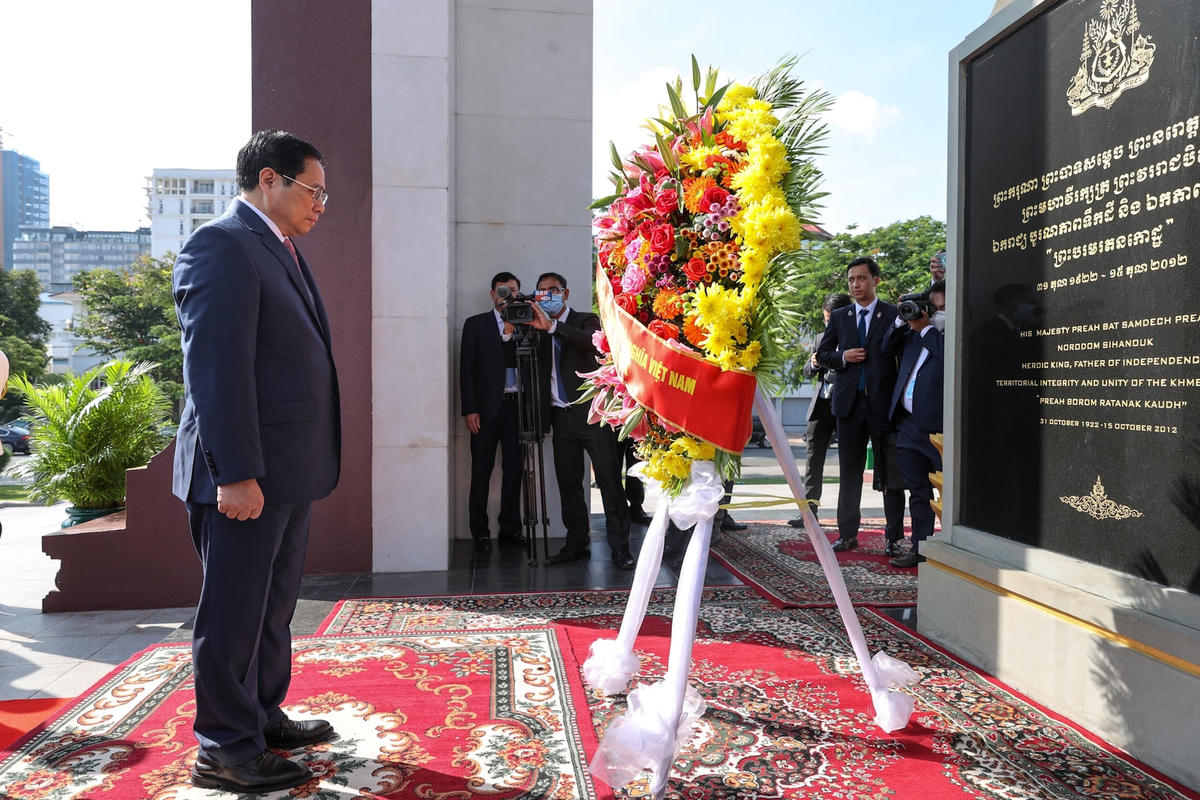 Thủ tướng Phạm Minh Chính và đoàn đại biểu Việt Nam tưởng niệm cố Quốc vương Norodom Sihanouk, một người bạn lớn của Đảng, Nhà nước và nhân dân Việt Nam. Ảnh: VGP/Nhật Bắc.