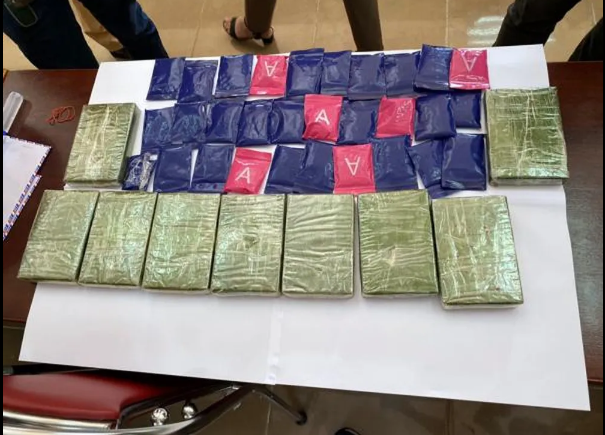 Tang vật 9 bánh  heroin và 527,3 g ma túy tổng hợp tại cơ quan công an.