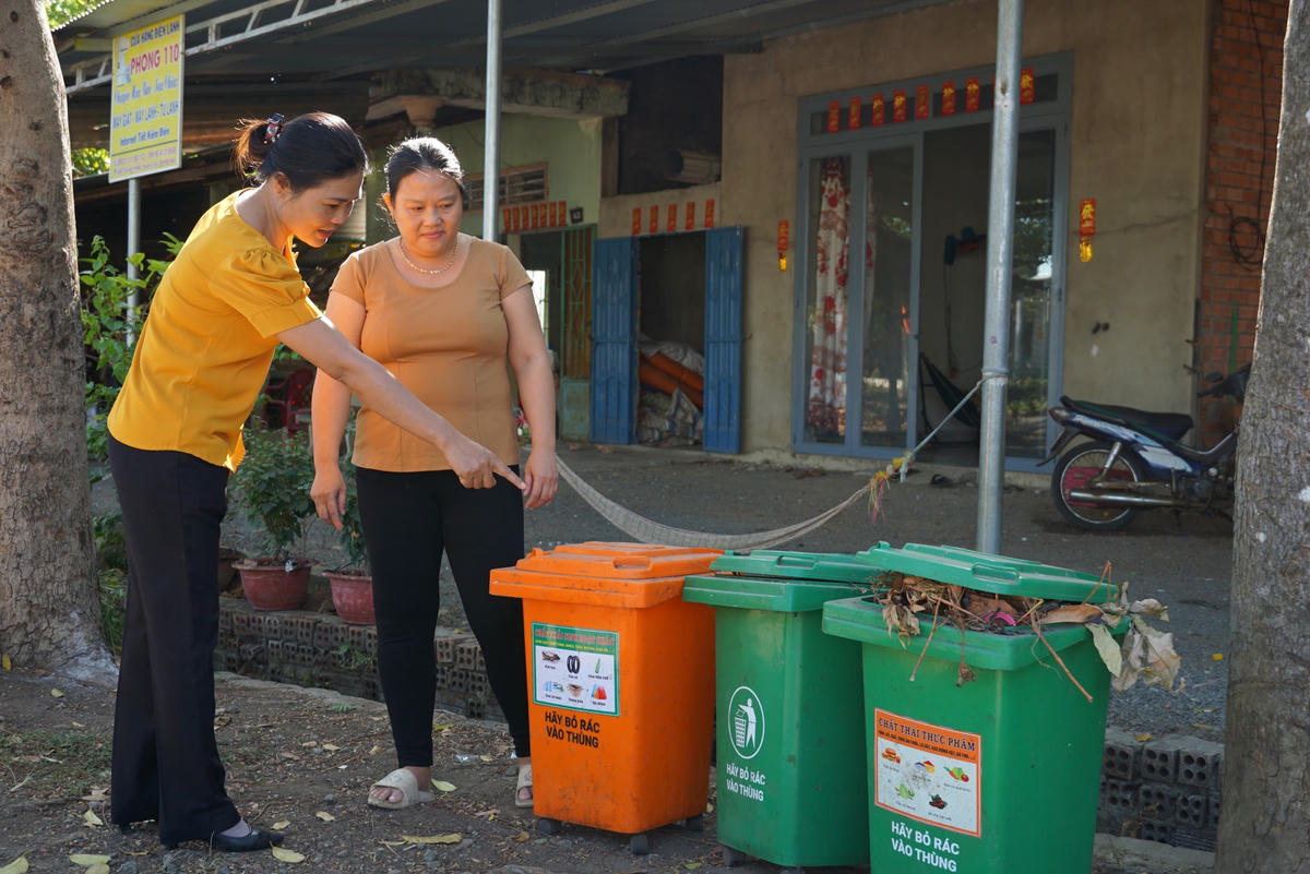 Lang Minh là xã đi đầu trong việc xây dựng mô hình phân loại rác tại nguồn. Ảnh: Mạnh Thìn. 