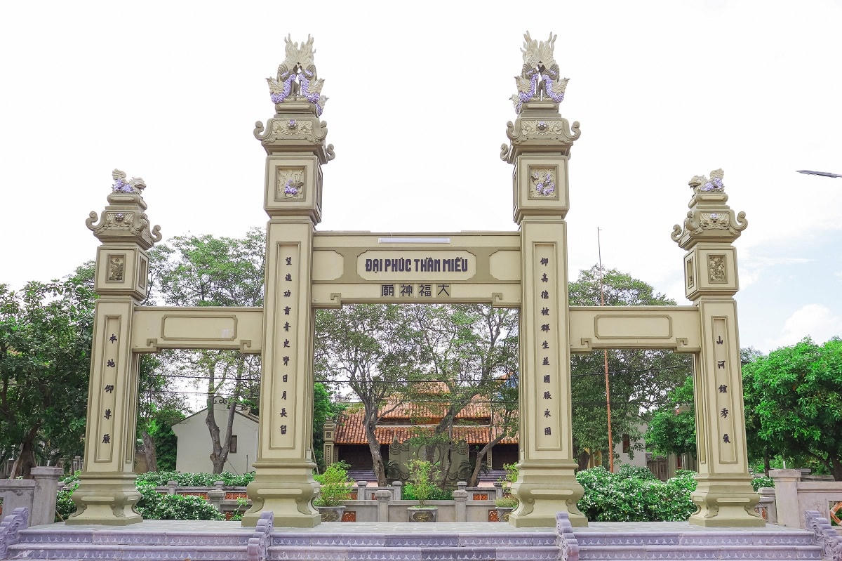 Nhiều họa tiết được trang trí tỉ mỉ ngay tại cổng chính miếu.
